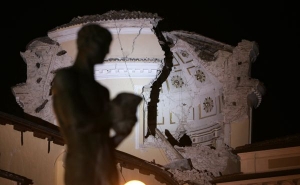 Bazilika poškozená dnešními otřesy.